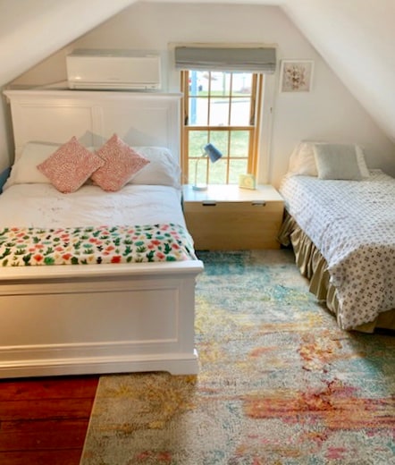 Spálňa 3 na 2. poschodí: 1 veľká posteľ a jedno dvojlôžko