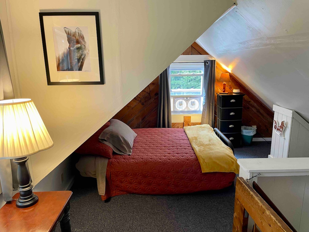 Лофт 

със спално помещение №3, голямо легло. 