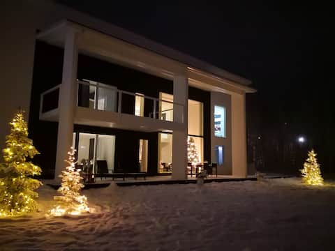 Luxury Arctic Escape with private cinema & hot tub