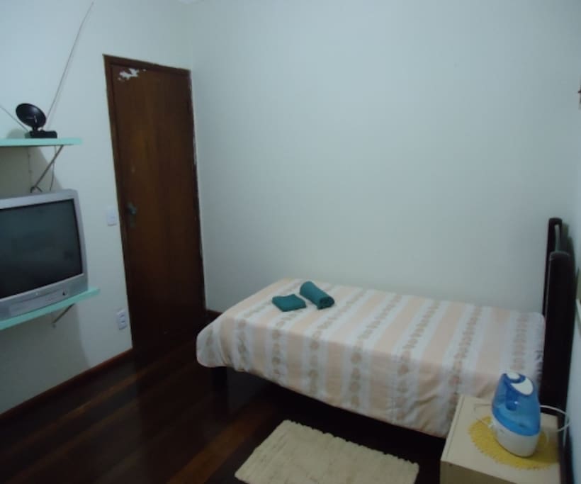 Quarto Disponível com amplo espaço