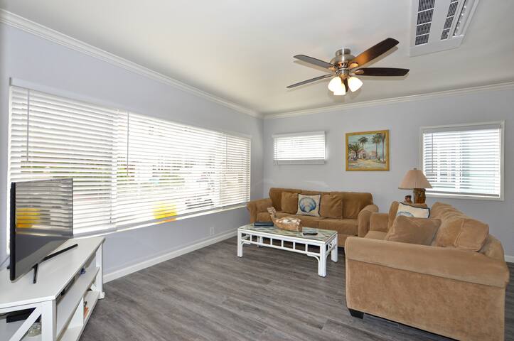 Two Story Family Home w/ Large Deck, WIFI, Close gallery image 5