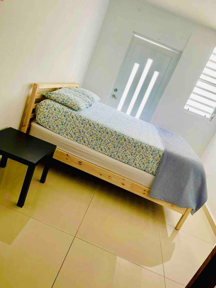O quarto 4 tem 2 camas queen size com alguns metros de separação