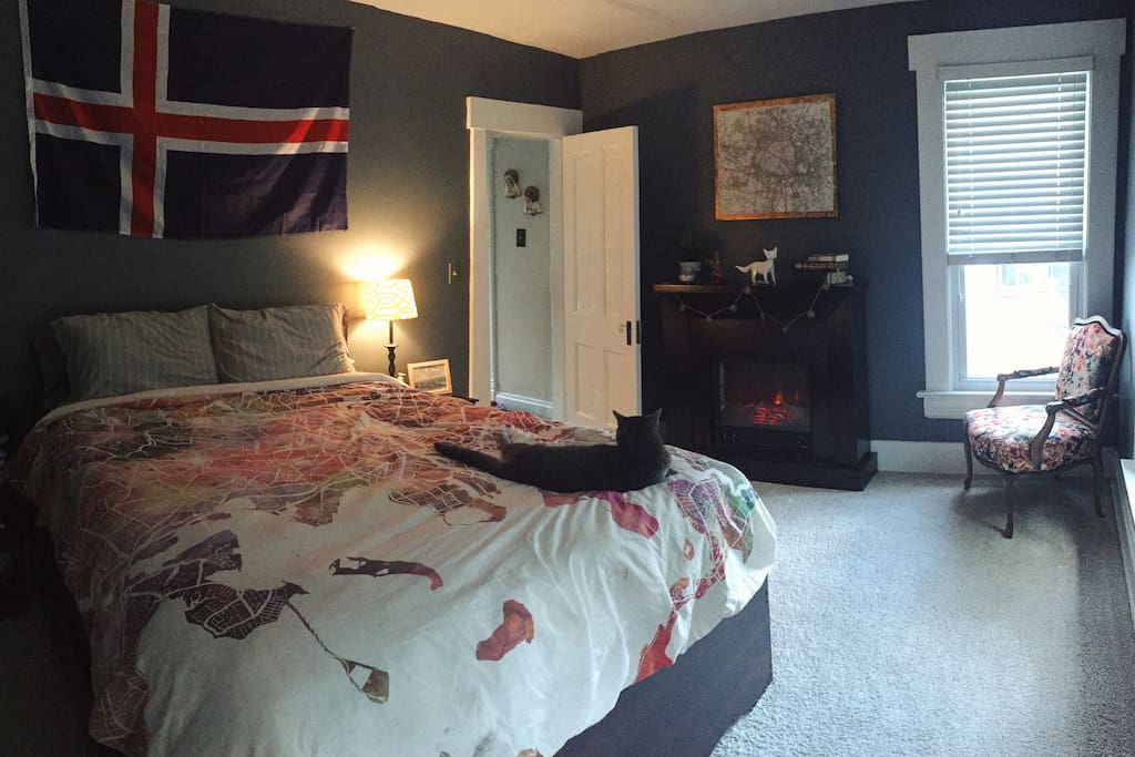 Guest bedroom.