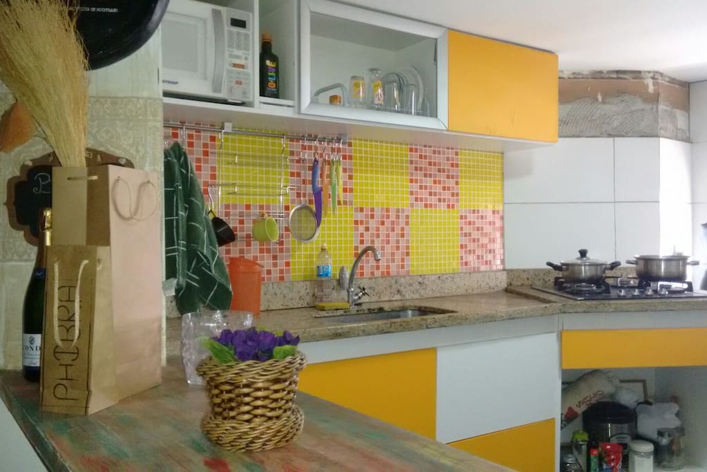 Cozinha prática com microondas
