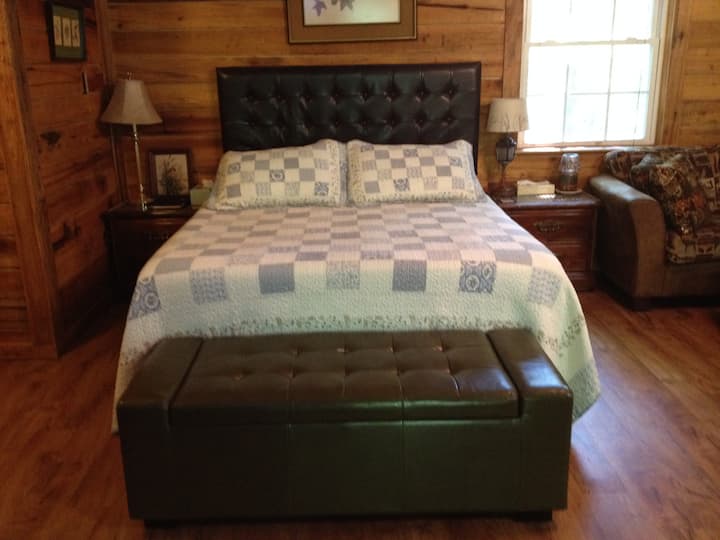 Comfy 12" memoryfoam mattress with nightstands & lamps, storage bench