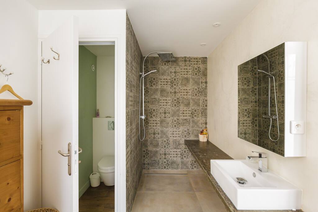 Douche avec WC indépendants