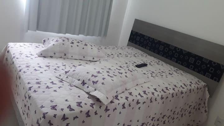 Habitación con  TV y aire acondicionado.