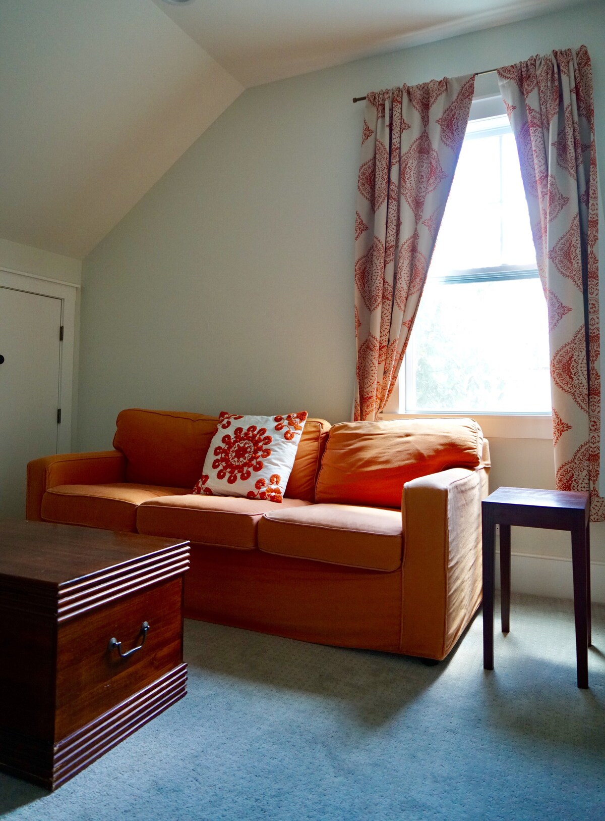 ห้องดูทีวี/ห้องอ่านหนังสือชั้นบนโซฟาดึงออกไปยังเตียงขนาดควีนไซส์ท็อปเปอร์เมมโมรี่โฟมสำหรับเตียงที่ดึงออกมา