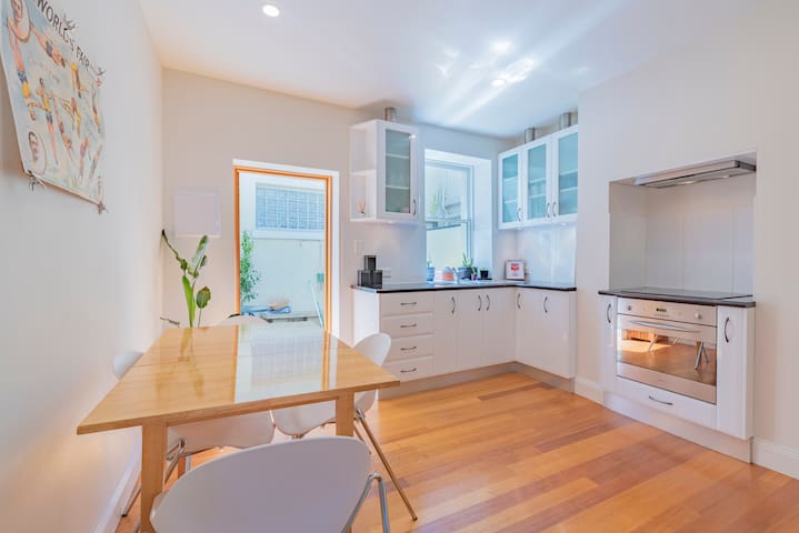 MELVINGTON BOUTIQUE APARTMENT, STROLL TO CBD.