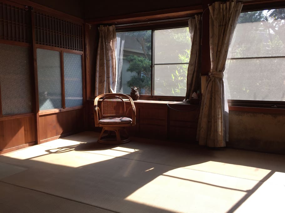 朝には光が差し込む寝間です。お布団を引いてお休みください。
Bed-Room with Futon(at night).
