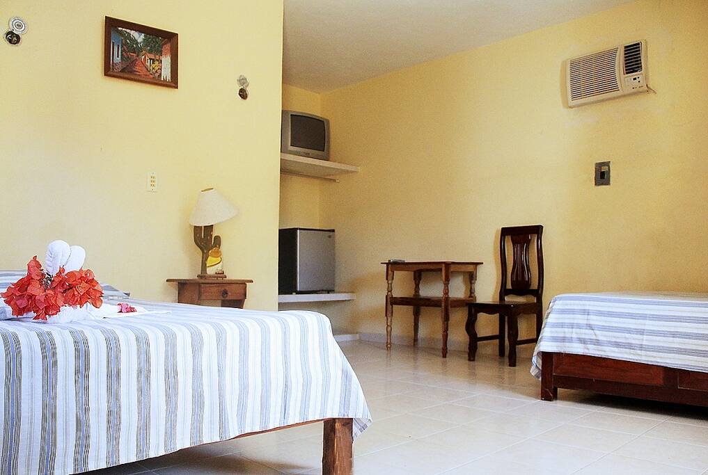 Habitación equipada con TV, Aire acondicionado, frigobar, dos camas matrimoniales