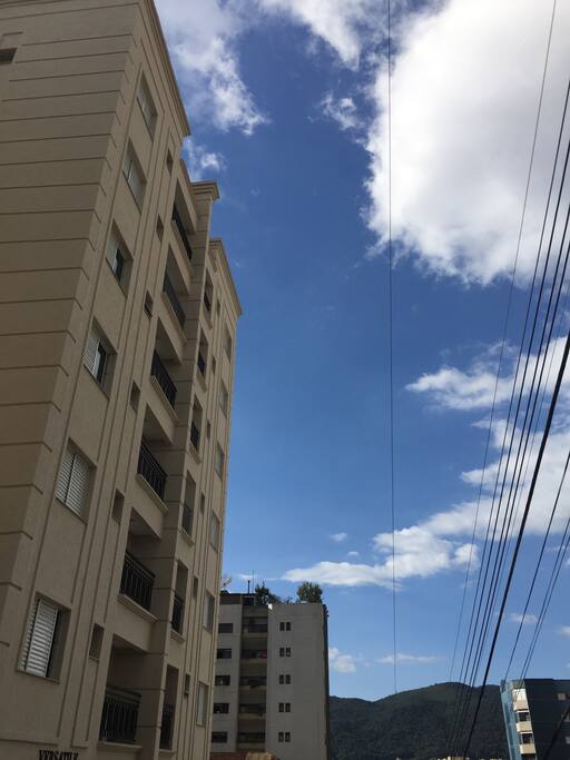 Fachado do prédio com vista a Serra São Domingos