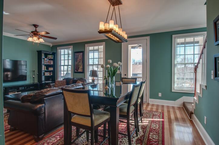 Sleeps 8, 4 King Suites/4.5 Baths, 5 min Downtown! gallery image 3