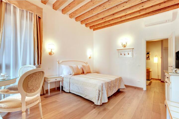 Nikki House Venice Apartment Canal gallery image 5