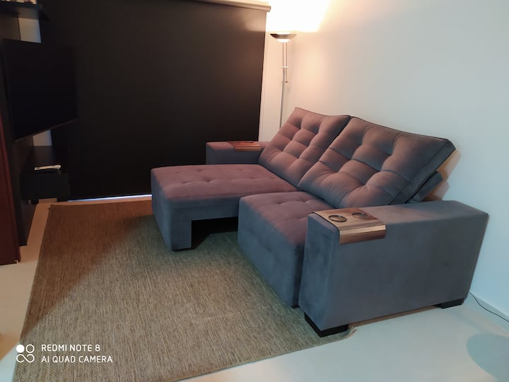 4K Smartv 49 kante, Internet 240 mega, netflix, uočljivost, globoplay, klima-uređaj 12 Btus, Blecaute zavjesa, kauč koji se može povući.