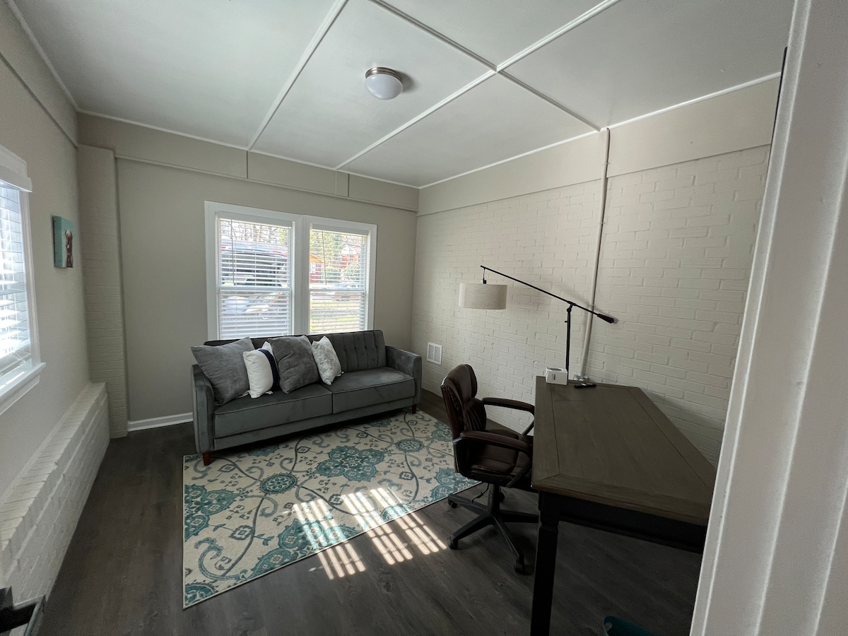 全套卧室/办公室，配备50英寸电视