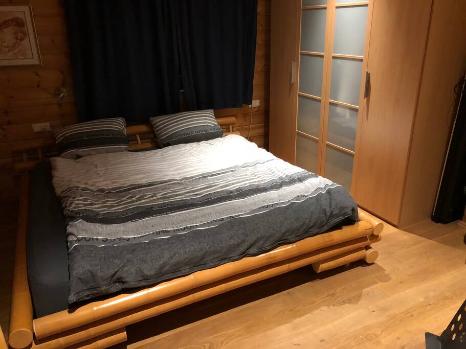 Schlafzimmer mit 2,00m x 2,20m Bambuswasserbett