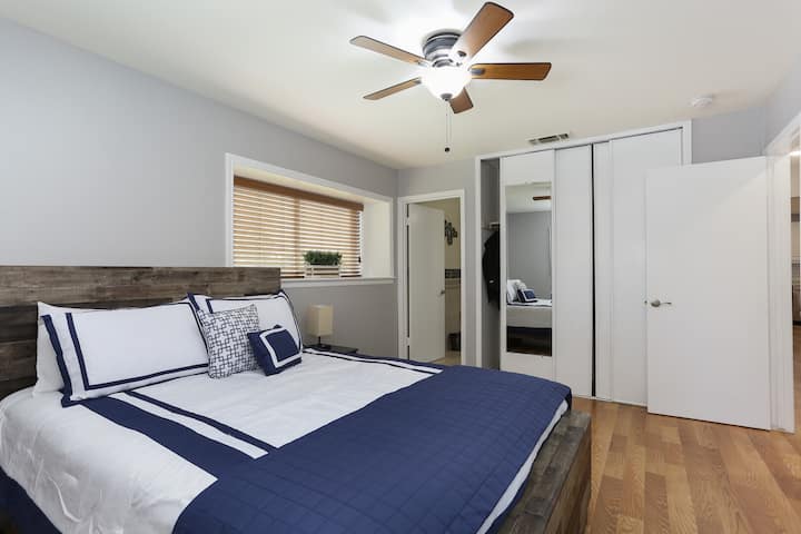 Dormitorio principal con baño privado. Cama tamaño king recientemente renovada y TV de 43pulgadas.