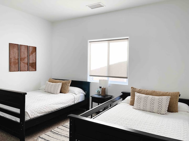 La deuxième chambre dispose de deux lits doubles : l'un avec une rambarde de sécurité et l'autre sans. Cette chambre est parfaite pour les enfants, mais les lits sont assez grands pour accueillir confortablement un adulte aussi !