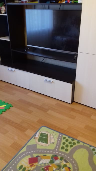 3D телевизор. Подключен к Wi-Fi