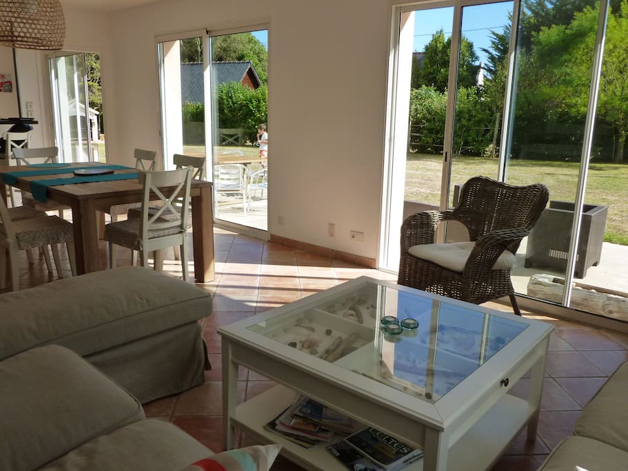 pièce principale avec accès direct sur la terrasse et le jardin