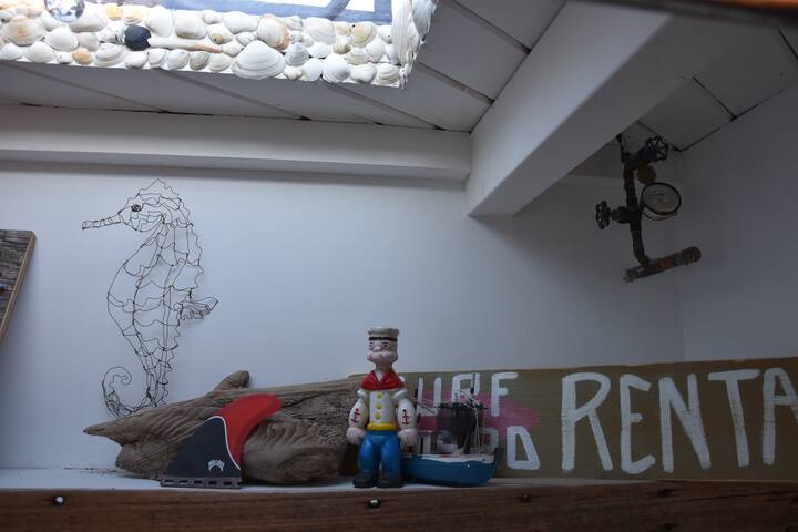 Ziggy Stardust Surf House – A Beautiful Houseboat gallery image 5