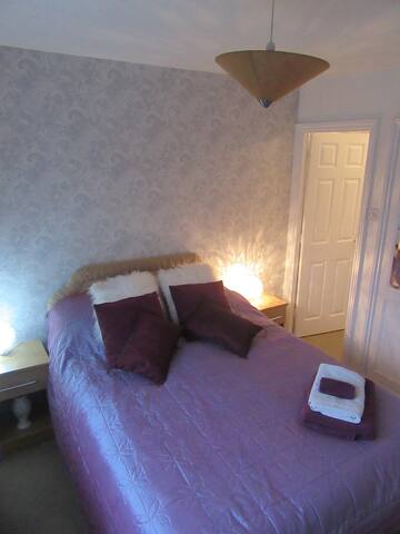 Ensuite double room close to hospitals and town