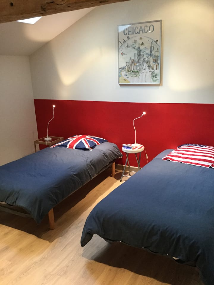 红色卧室有2张床或1张标准双人床