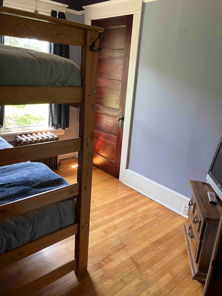 寝室# 3はキッチンの外にあります。 

すべての寝室にはクローゼット、扇風機、目覚まし時計、テレビ、ドレッサー、オーガナイザーが備わっています。 