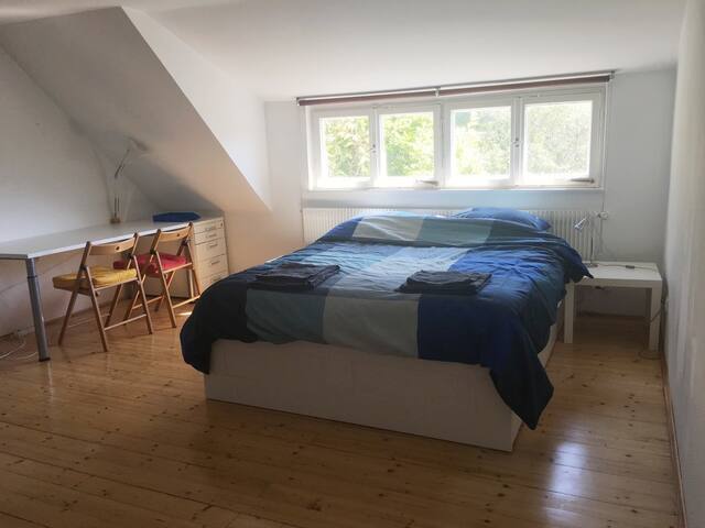 Gemütliches ruhiges Zimmer im Münchner Westen.