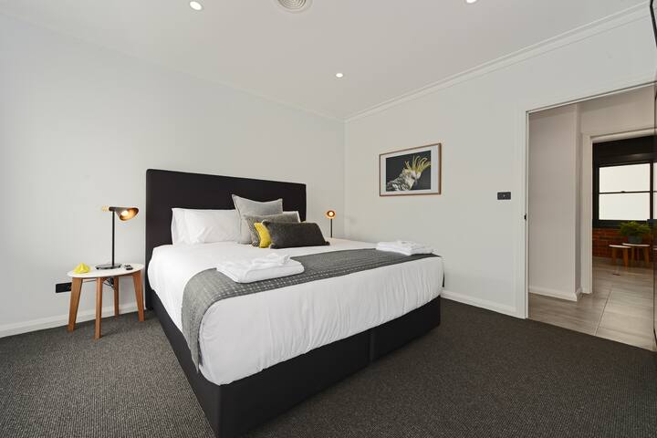 Designer Living within Historic Art Deco Building gallery image 4