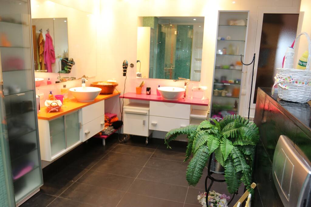 Doble bancada con dos lavabos y dos armarios en el baño. Elige tu color.