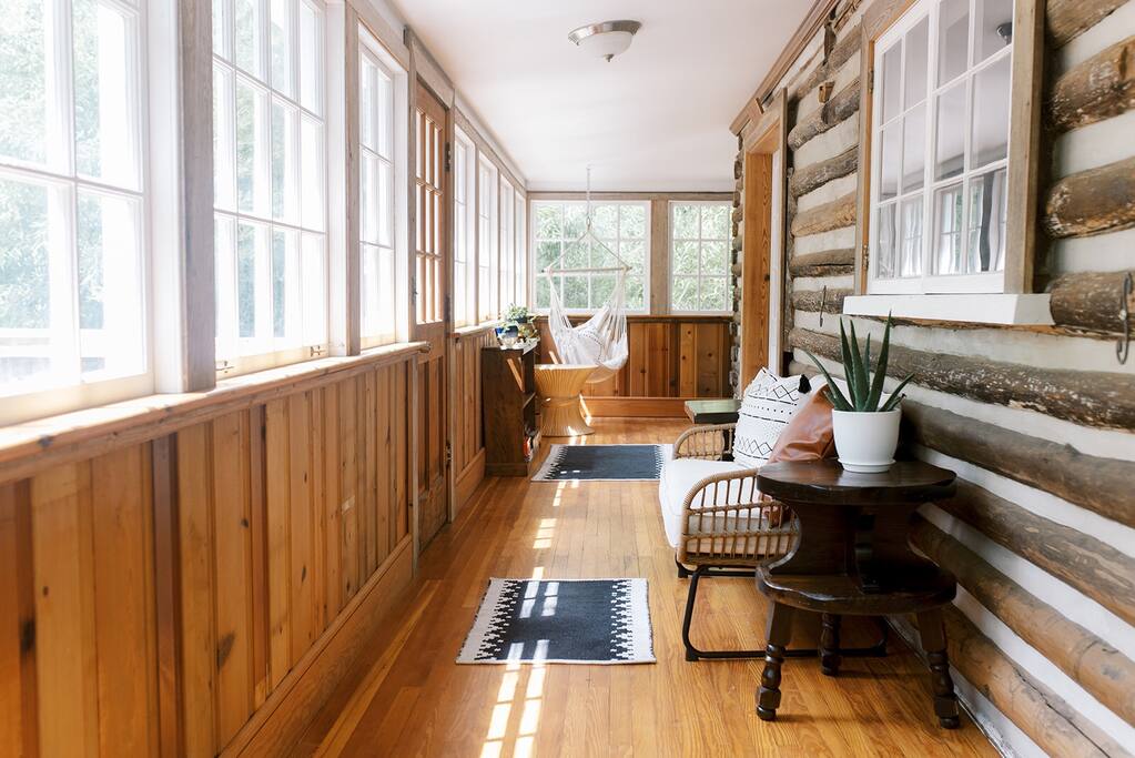 Stylish Historic Cabin in the city pet friendly