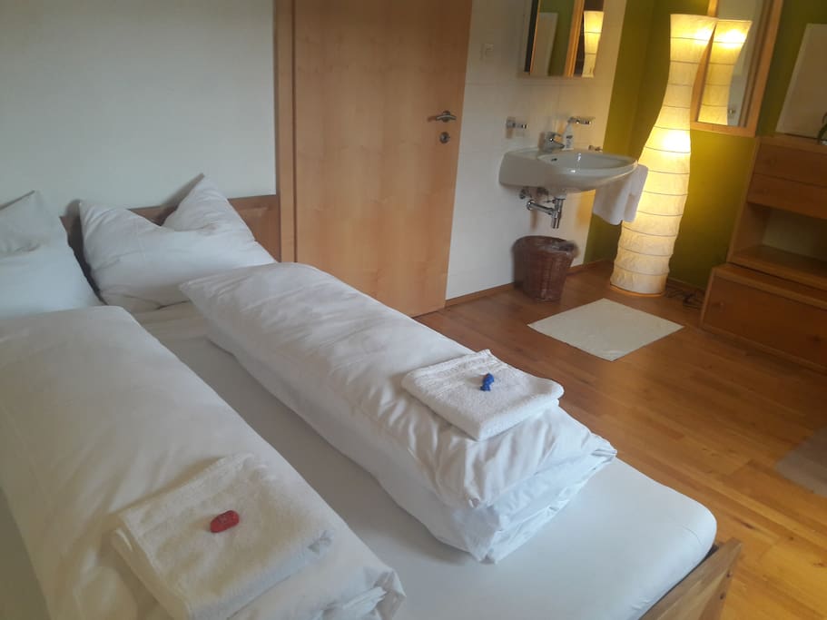 Schönes geräumiges Schlafzimmer