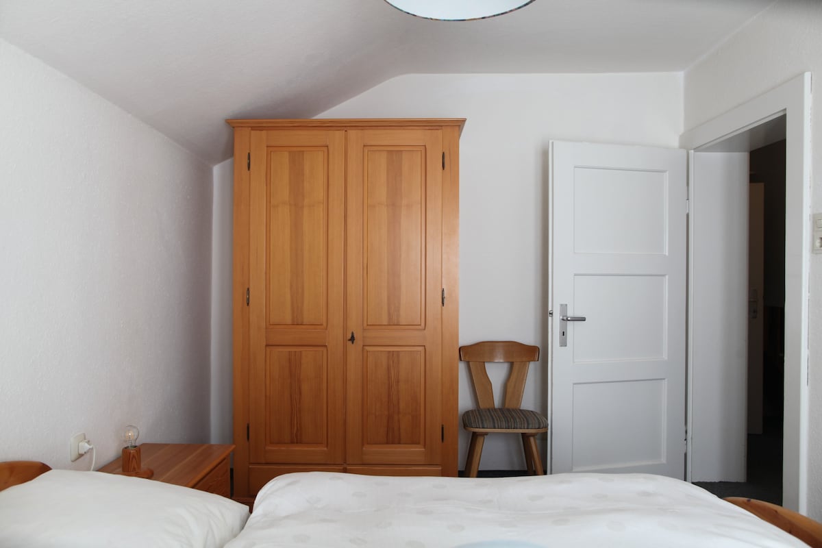 Malá spálňa má tiež 1,8 m posteľ. 

Menšia spálňa má tiež manželskú posteľ veľkosti 1,8 m. 