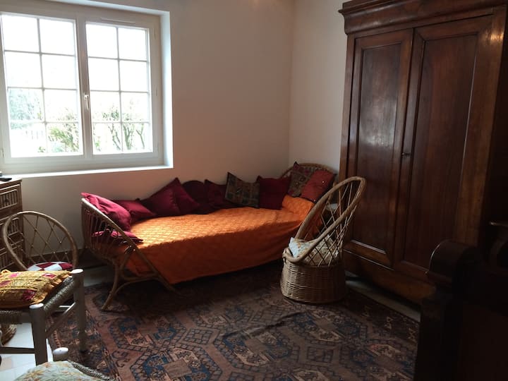 ห้องนั่งเล่นชั้นล่างเตียงเดี่ยว