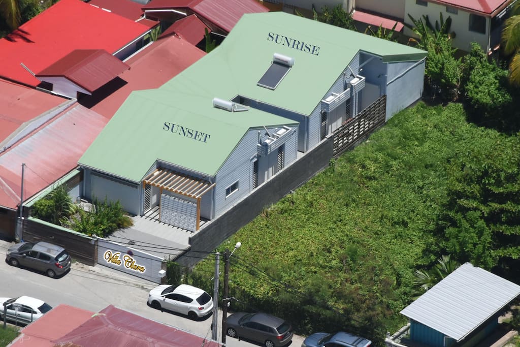 Photo aérienne des deux villas Sun.
(Aerial view of the two Sun villas.)