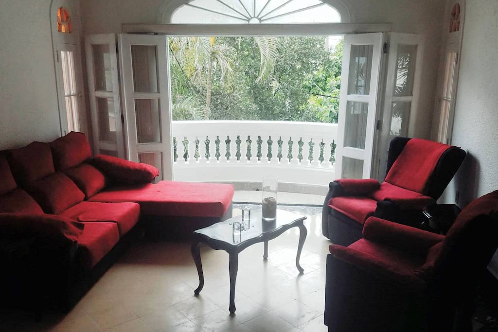 Sala y balcón