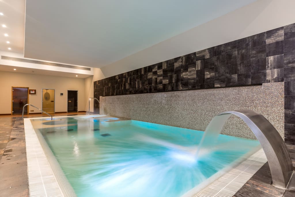 Indoor pool with Jacuzzi, hamam and sauna
