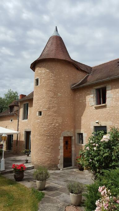 Accès aux 2 chambres d'hôtes par la porte ancienne de la tour