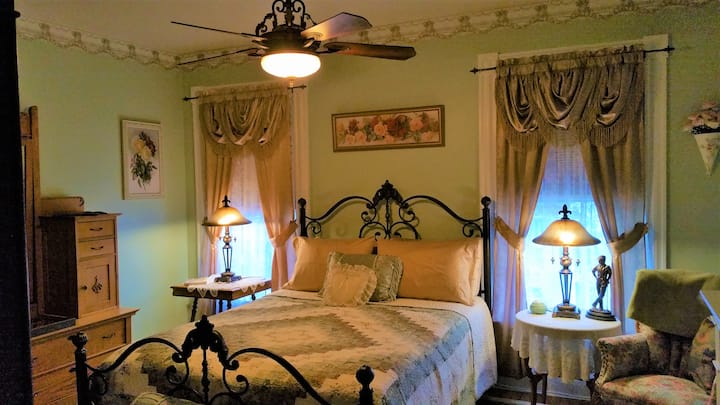 Chumba cha kulala cha malkia kilicho na bafu ya kibinafsi