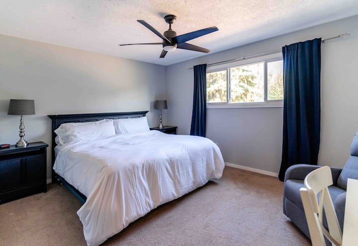 חדר שינה ראשי - מזרן קינג סייז, וילונות להחשיך את החלונות הצפוניים הגדולים,  איפור/שולחן כתיבה והרבה מגירות לאחסון פריטים אישיים. 