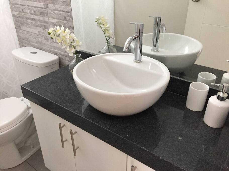 Baño de visitas con tablero de granito