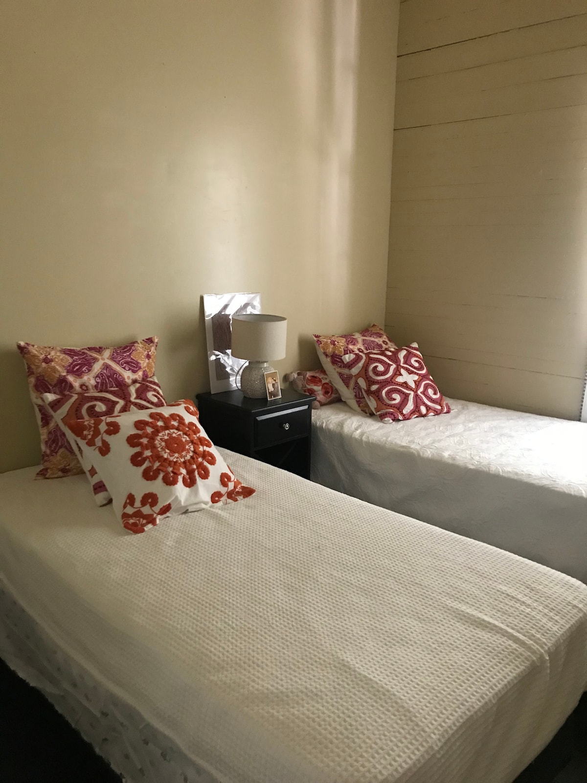 Balcón junto a este dormitorio delantero.