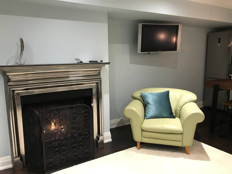 Gas fireplace for extra warmth and atmosphere. Cable TV, wifi and Netflix in your suite.