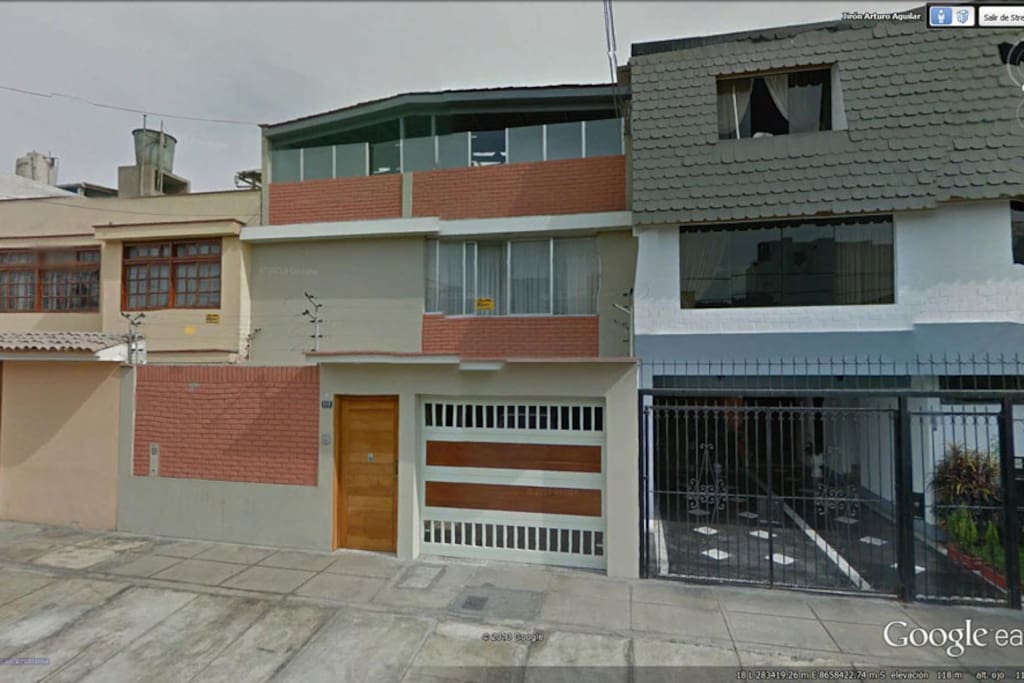 Casa familiar con amplio espacio en 3er. piso (azotea)