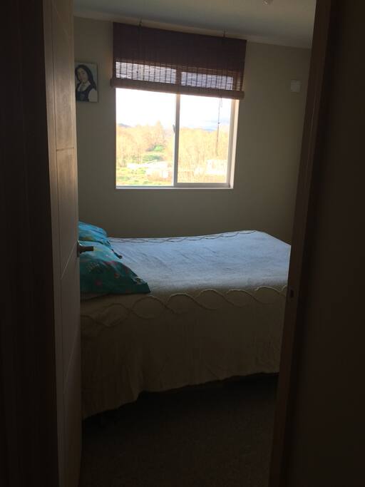 La habitación que tengo disponible, para que te alojes cama de 2 plazas.