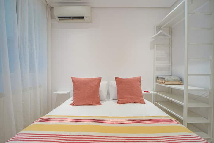 غرفة نوم 2 بسرير بحجم كبير و "خزانة" مفتوحة لتعليق ملابسك. تطل النافذة على الفناء.