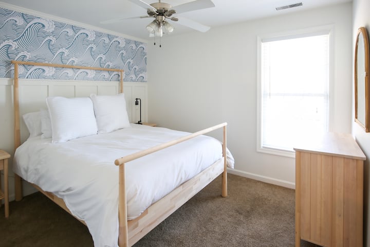 带标准双人床的第二间卧室