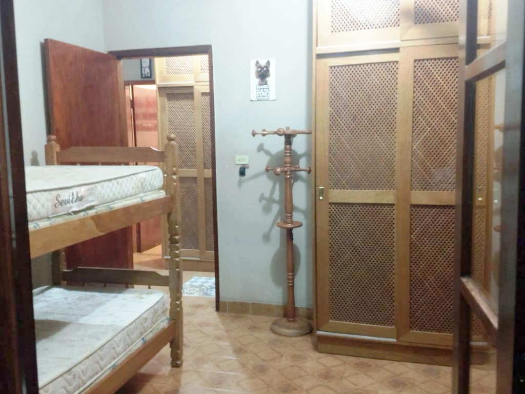 izba s 02 poschodovými posteľami a prístupom na balkón